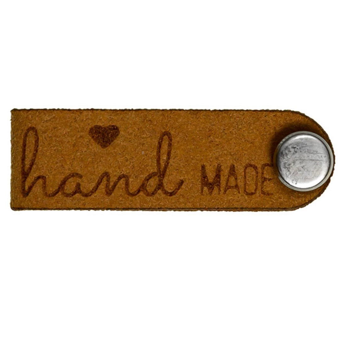 Knick-Label mit Schraube aus Lederimitat
Handmade cognac
