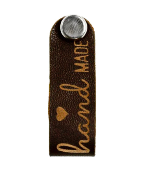 Knick-Label mit Schraube aus Lederimitat
Handmade braun